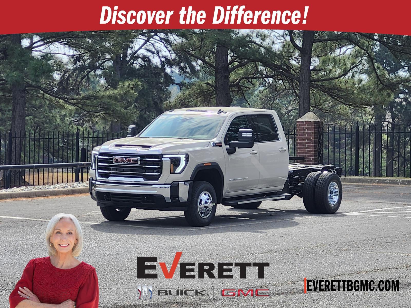 2026 GMC Sierra 3500 HD Chassis Cab 4WD Crew Cab 177" WB, 60" CA SLE in Coastal Dune — front three-quarter view