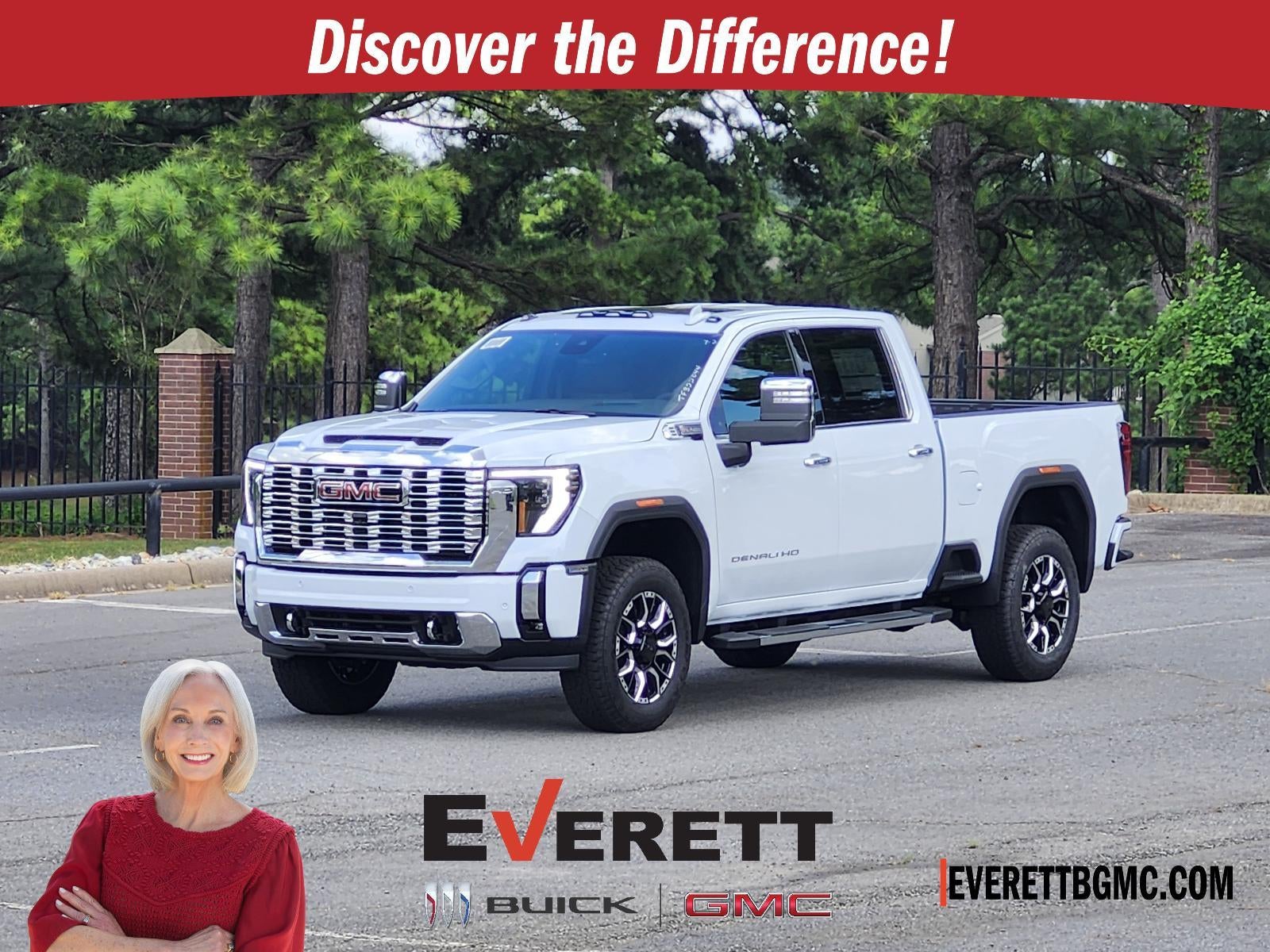 2026 GMC Sierra 2500 HD Crew Cab Standard Box 4-Wheel Drive Denali in Glacier White Tricoat — front three-quarter view