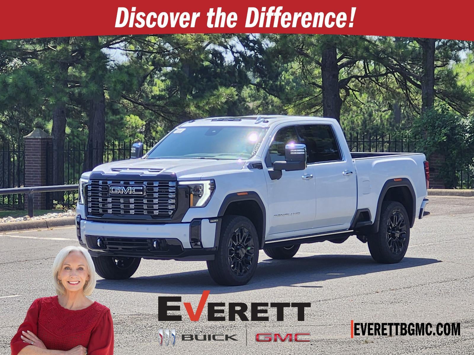 2026 GMC Sierra 2500 HD Crew Cab Standard Box 4-Wheel Drive Denali Ultimate in Glacier White Tricoat — front three-quarter view